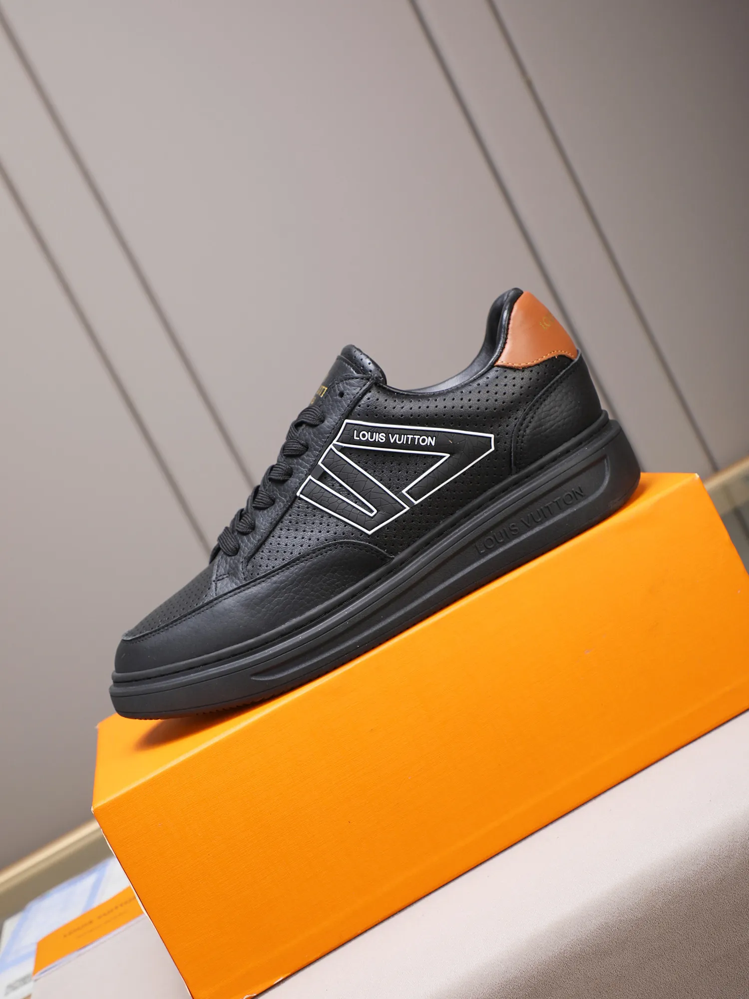 PP420 main model 👍👍👍2025 new LOUIS VUITTON [Luden Yiwei]——LV upper [Lv]🇮🇹Imported first-layer cowhide embossed🇩🇪Inside imported sheepskin lining ➕Non-slip and wear-resistant outsole. Every man's identity is reflected in his elegant and stable upper shoes🚶🏻🚶🏻📯 No matter the wind or rain, the shoe last remains unchanged and can stand the test of time🔍️. ——Code number: 38-44 (45 can be customized)